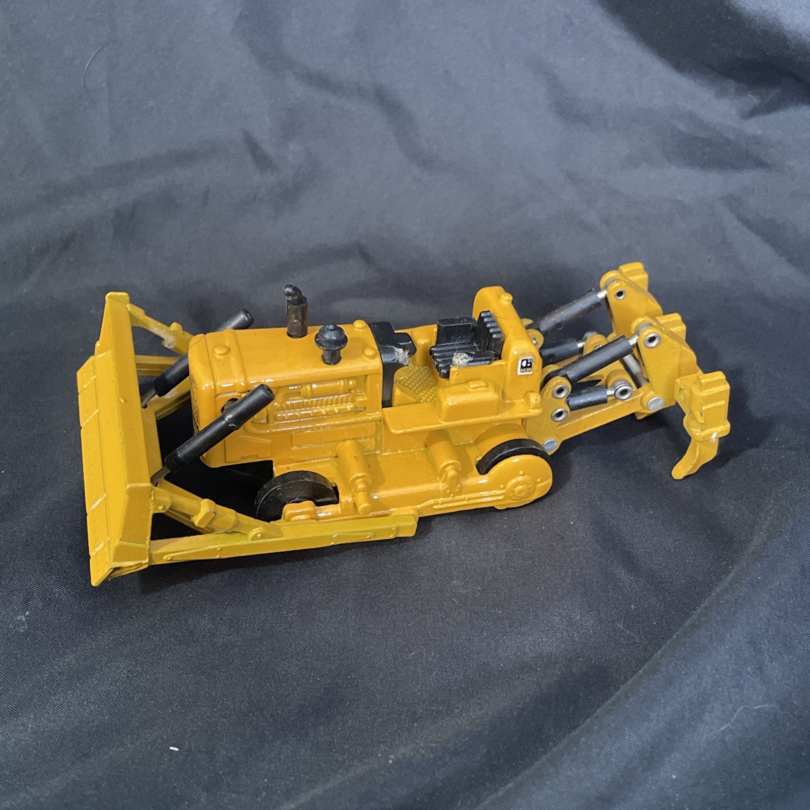 Caterpillar Cat D9G Dozer with Ripper – Shinsei 1:74 Scale No. 32