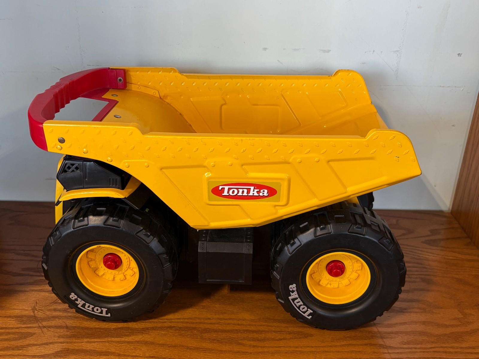 Tonka Mighty Dump Truck 19” Big Yellow Steel Toy 2004 Hasbro Vintage (M)