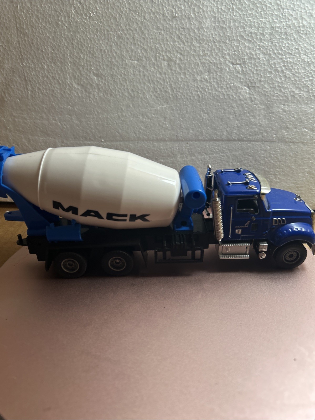 Mack Granite Wounderlanes Cement Mixer Truck