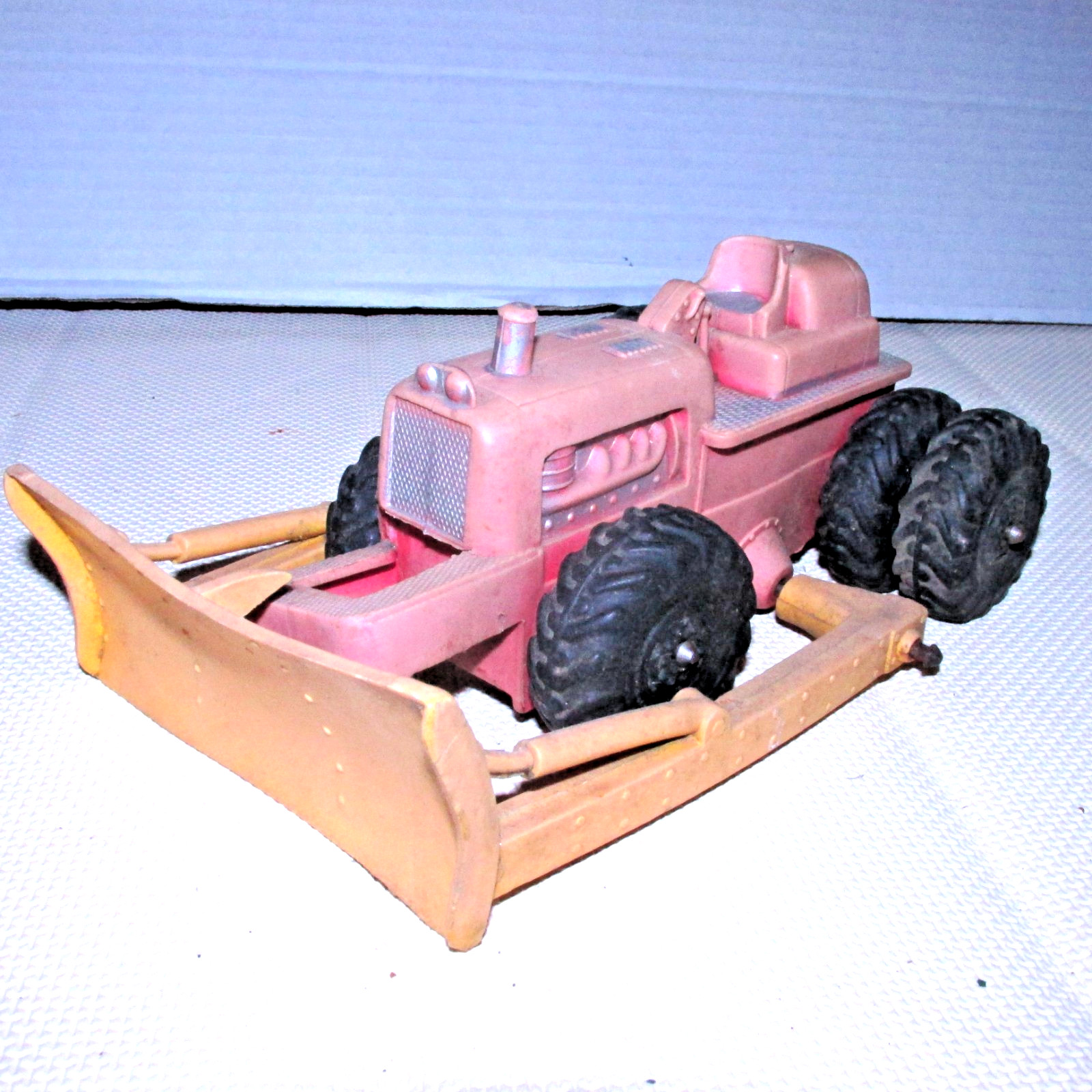 Vintage Auburn Rubber 7 1/2″ Tractor Bulldozer 6 wheel Fading USA