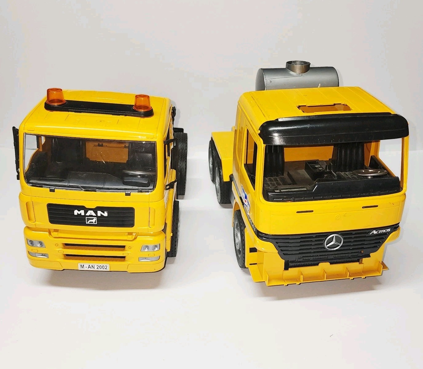 Bruder 1:16 Scale Construction Truck Lot (2) MAN TGA & Mercedes-Benz Actros VTG