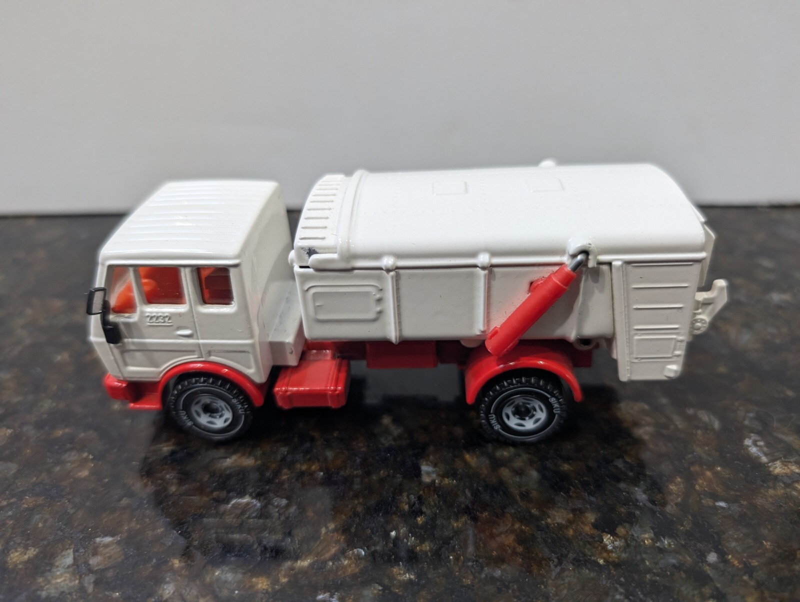 Siku 1:55 Scale 2511 Mercedes 2232 Garbage Refuse Truck White/Red Diecast Model