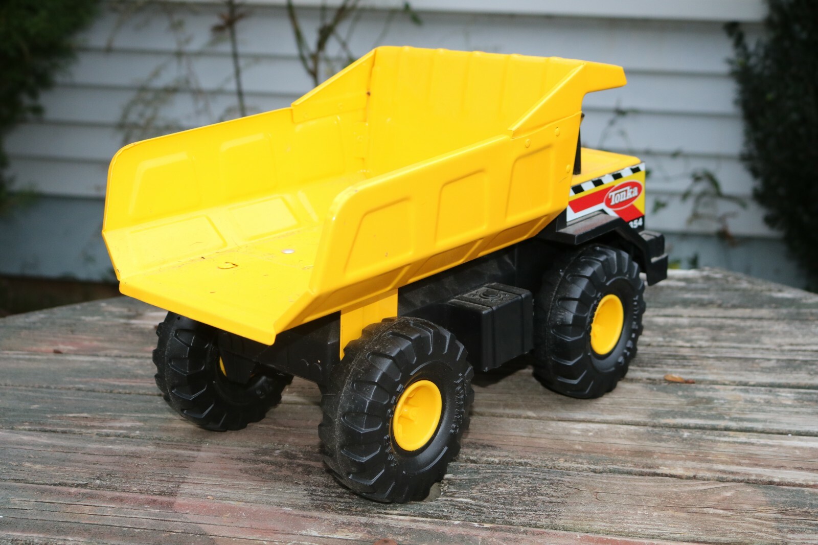 2012 TONKA YELLOW STEEL DUMP TRUCKMODEL 354 BED IN GOOD CONDITION