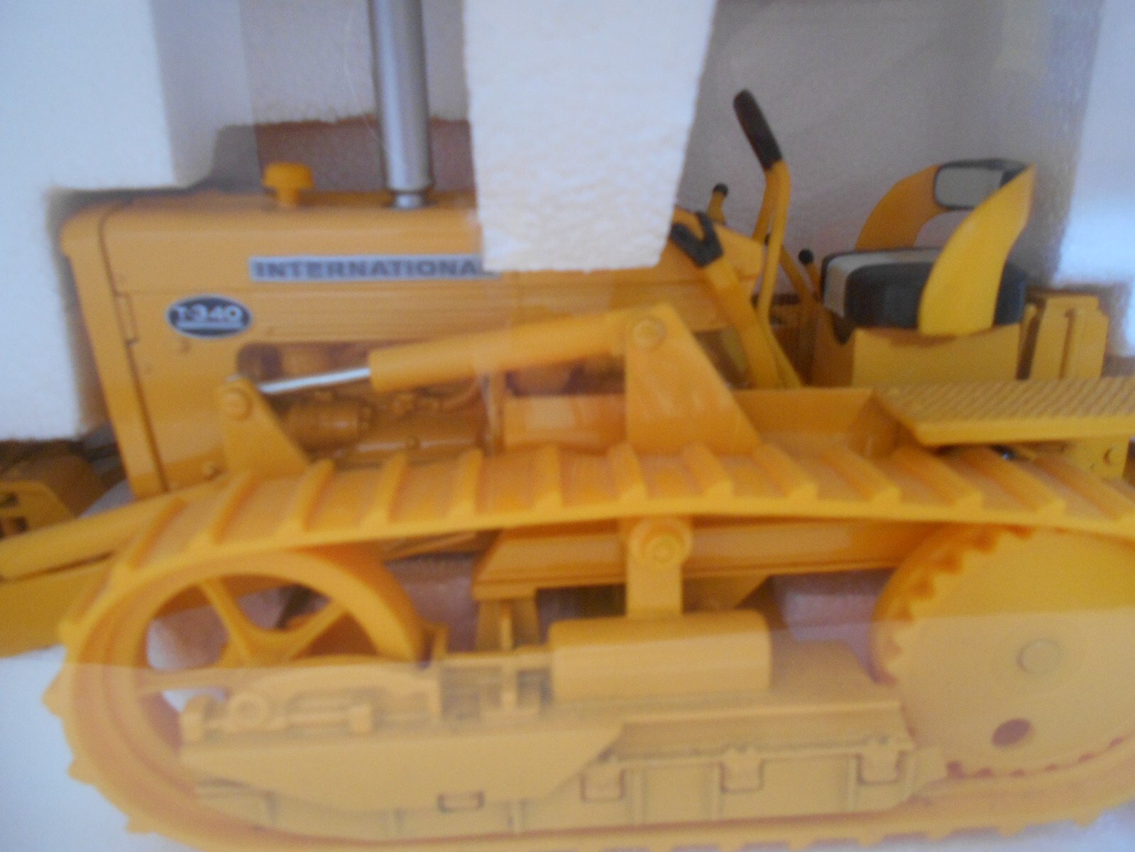 Vintage 1998 Ertl 1:16 Scale International T-340 Crawler w/Bullgrader, #4380 NIB