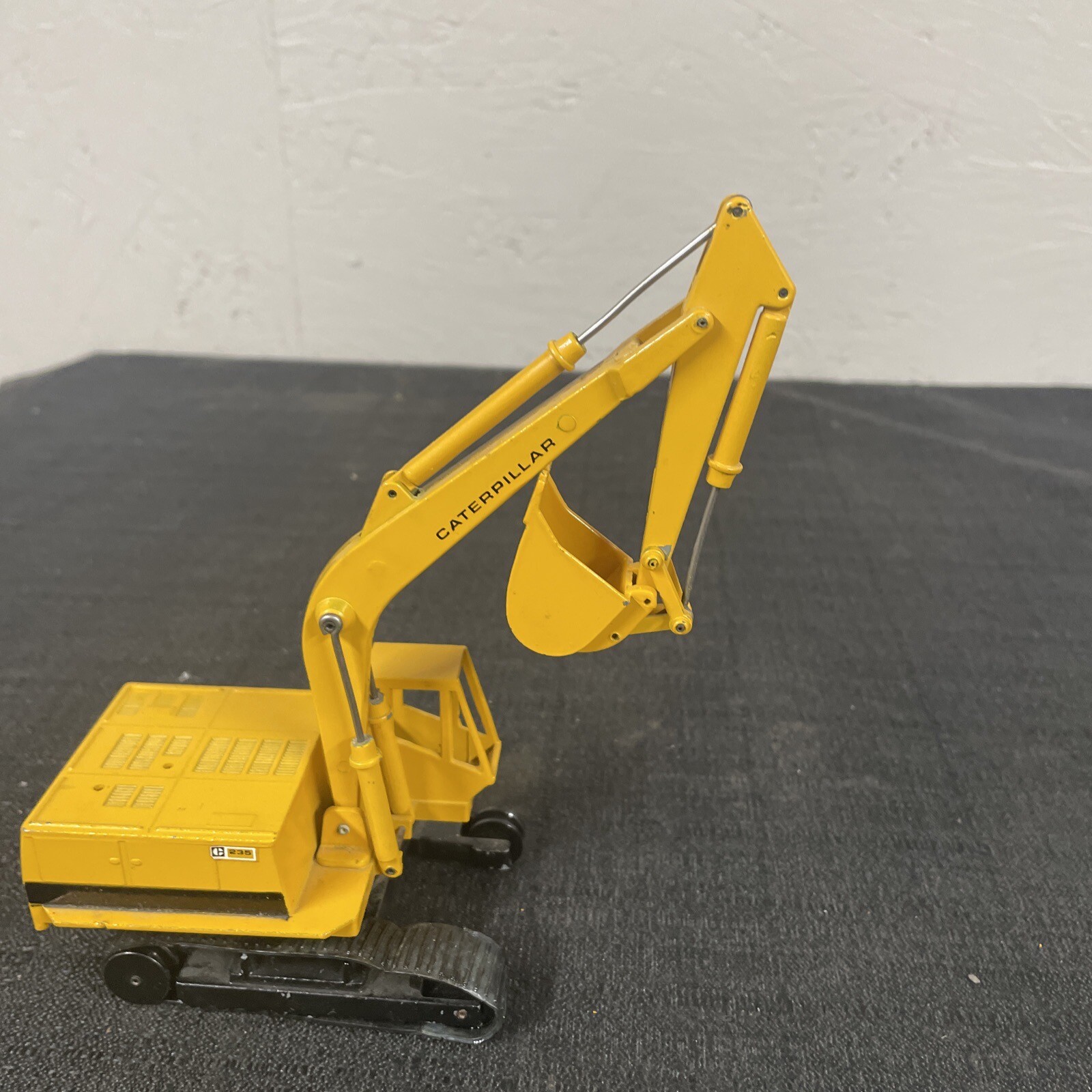 Winross Caterpillar 235 Excavator Rare Classic Cat READ DESCRIPTION