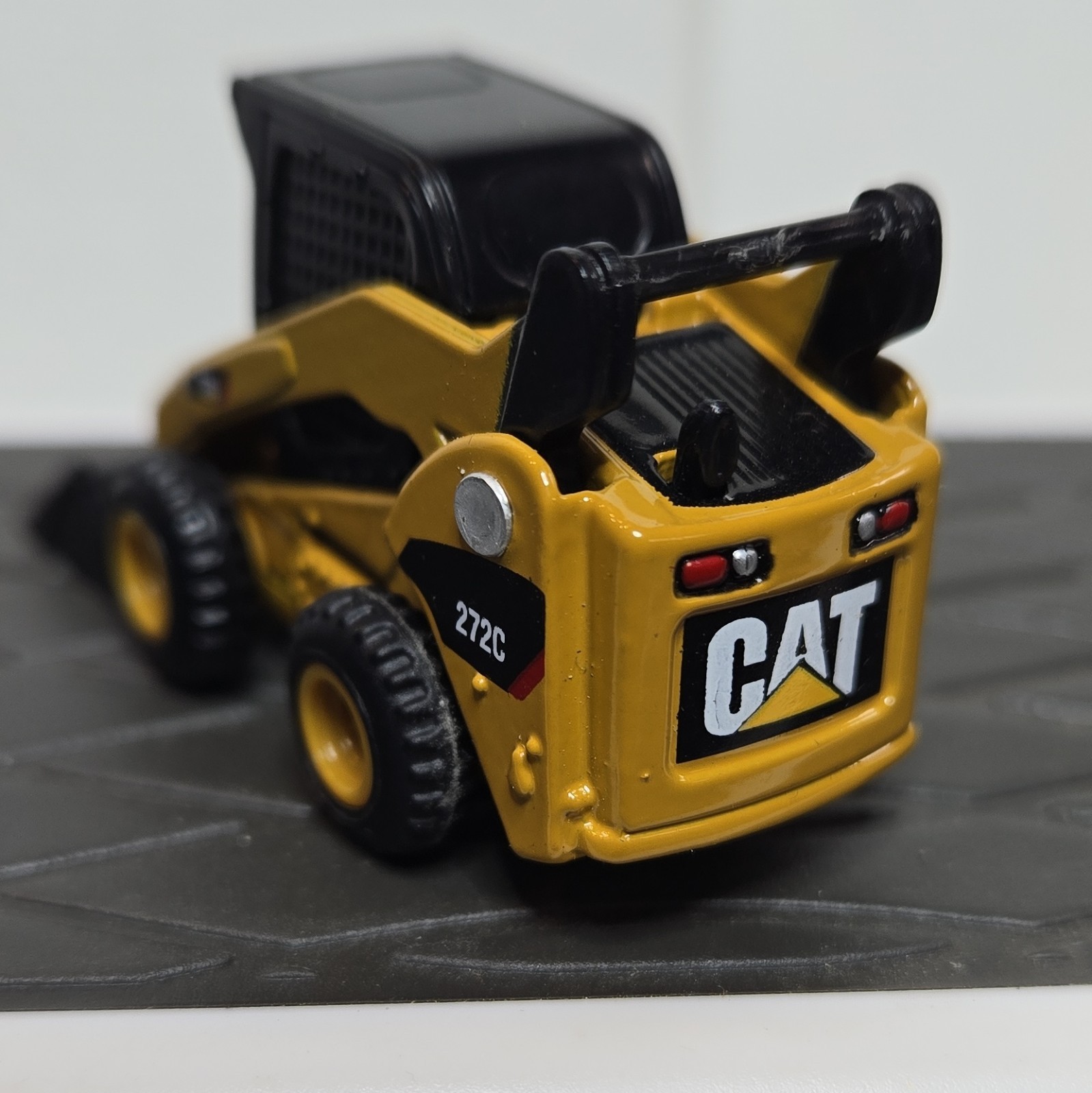 HO Scale Diecast Masters CAT 272C Skid Steer Loader Diecast Metal/plastic.
