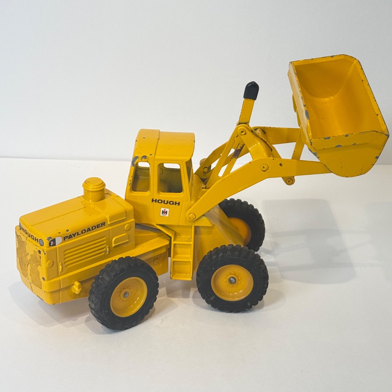 ERTL International Harvester IH Hough Payloader Articulated Bucket Loader 12”