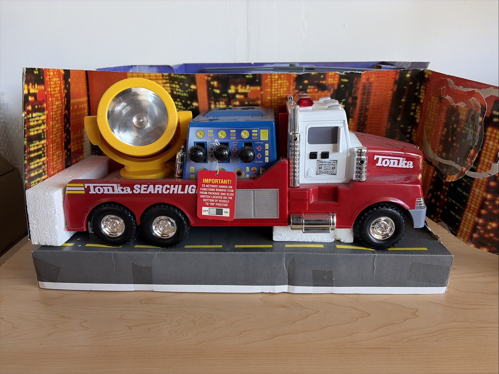 Tonka Mighty Motorized Searchlight Truck Light Sound Motion 2001 Hasbro NEW