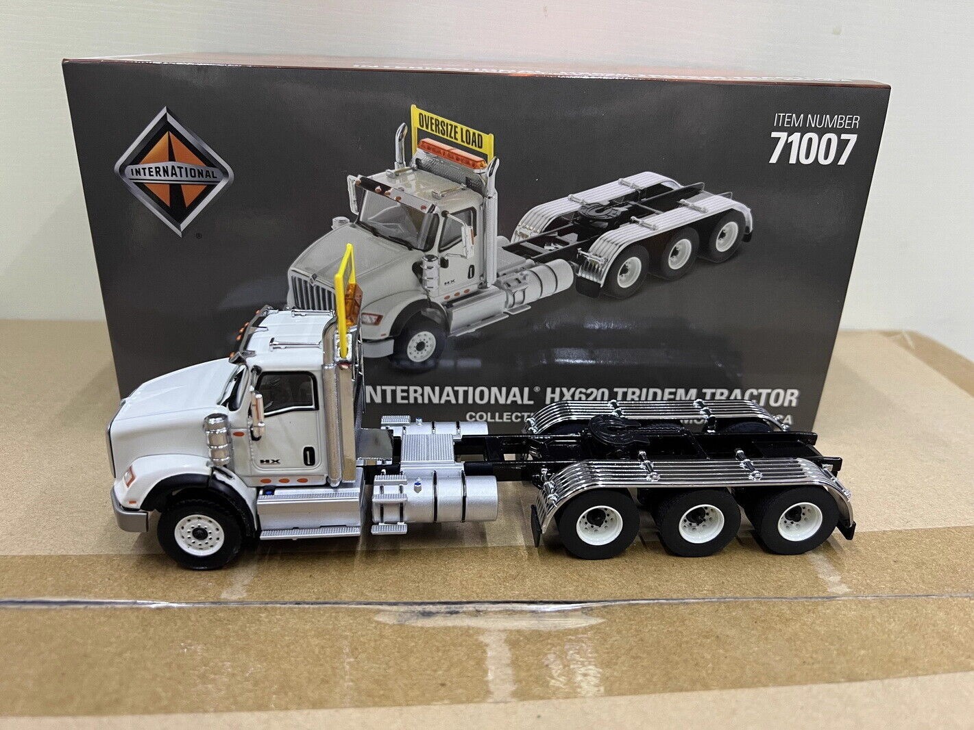 DM 1/50 Scale International HX620 Tridem Tractor White Diecast Model Toy 71007