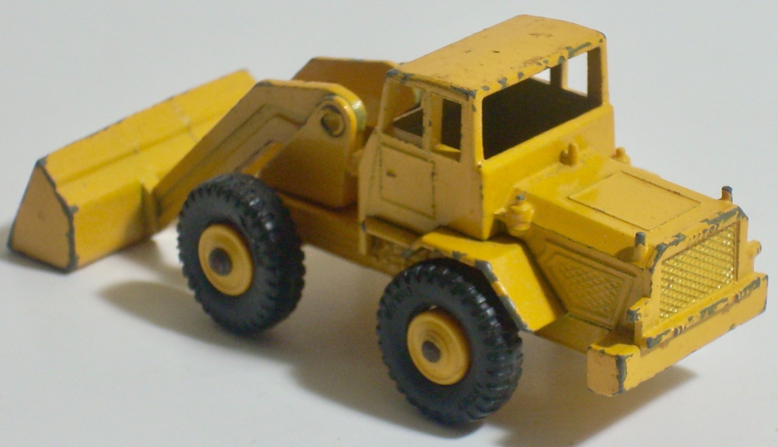 VINTAGE MATCHBOX #69-B YELLOW TRACTOR SHOVEL MADE IN ENGLAND BY LESNEY 1967