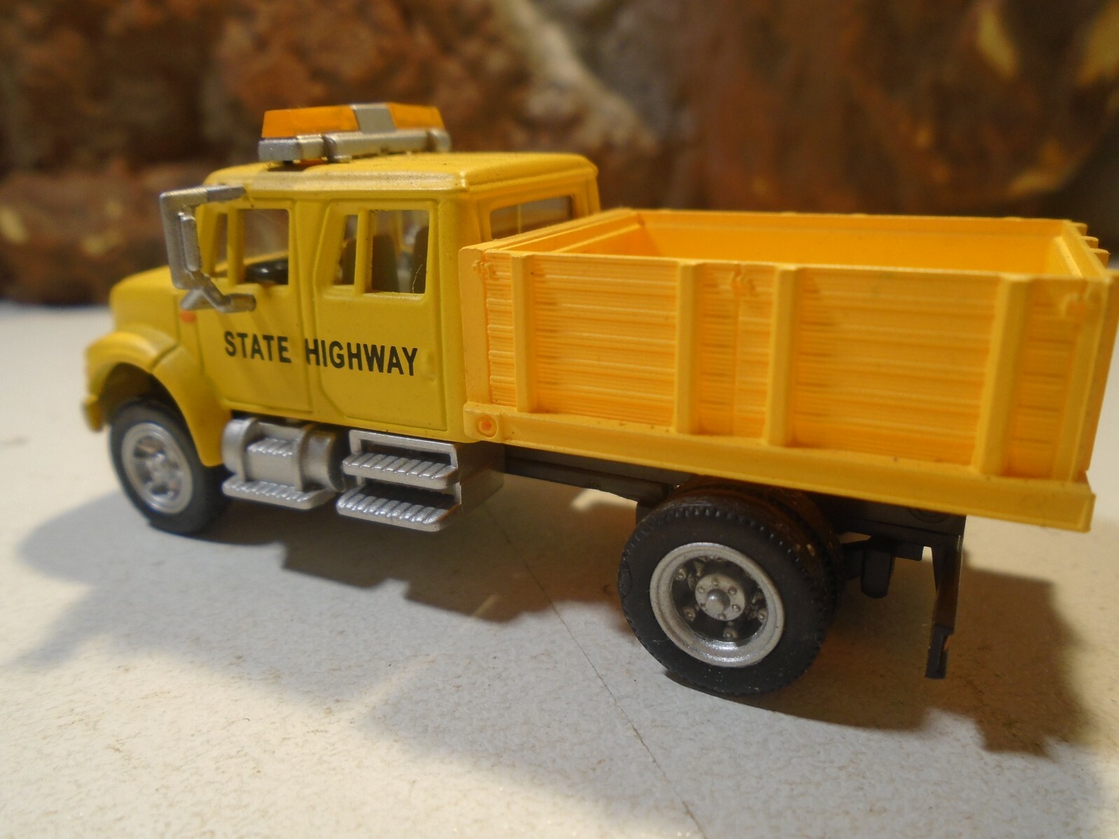 1/88 SCALE STATE HIGHWAY 4 DOOR CAB MAINTENANCE DUMP TRUCK 5-83-2-5