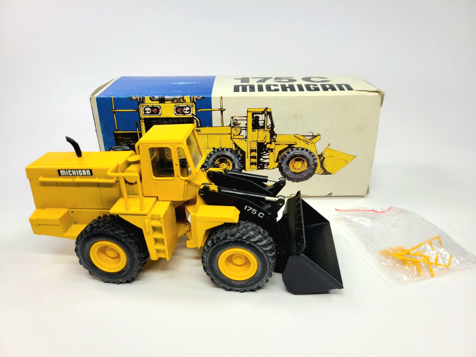 Clark Michigan 175C Wheel Loader – Black Arms – Conrad 1:50 Scale Model #2885.3