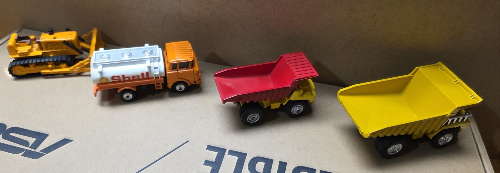 4 Shinsei Mini Power 13 Bulldozer, 40 Caterpillar 777 Truck, 10 Heavy Dump Truck