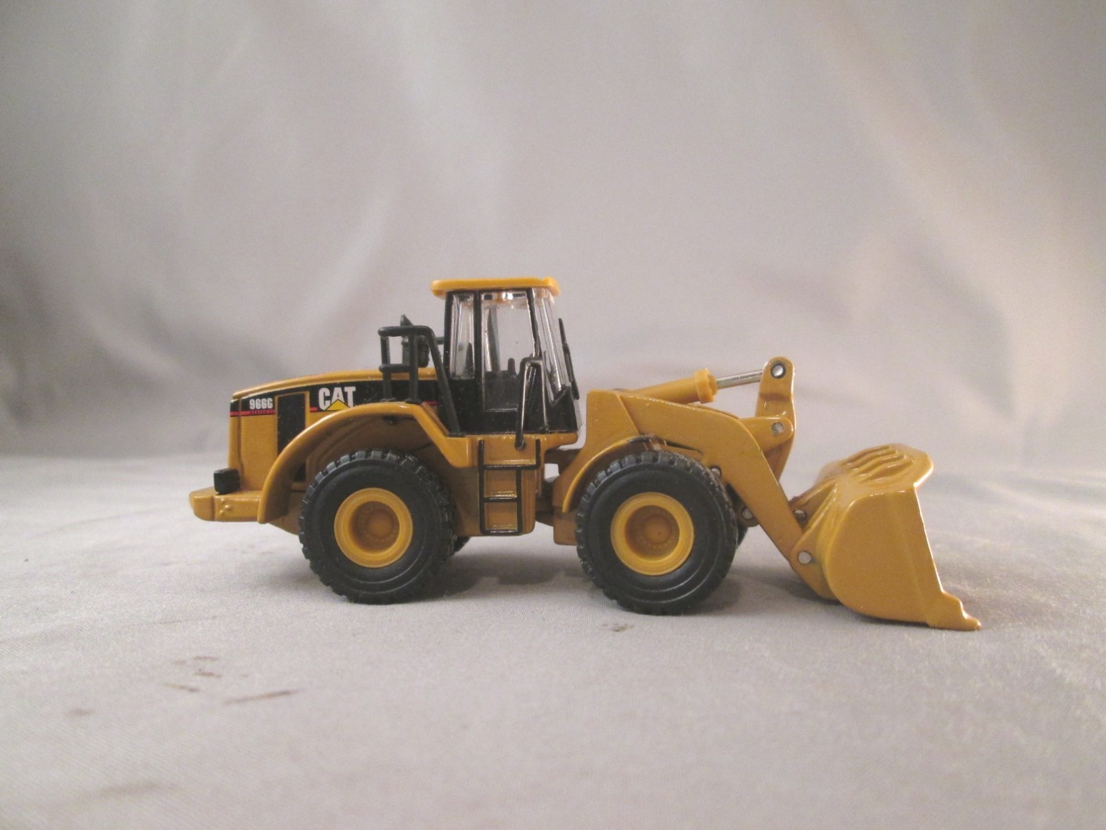 Norscot 3070 HO Scale Diecast CAT 966G Series II Wheel Loader used good cond
