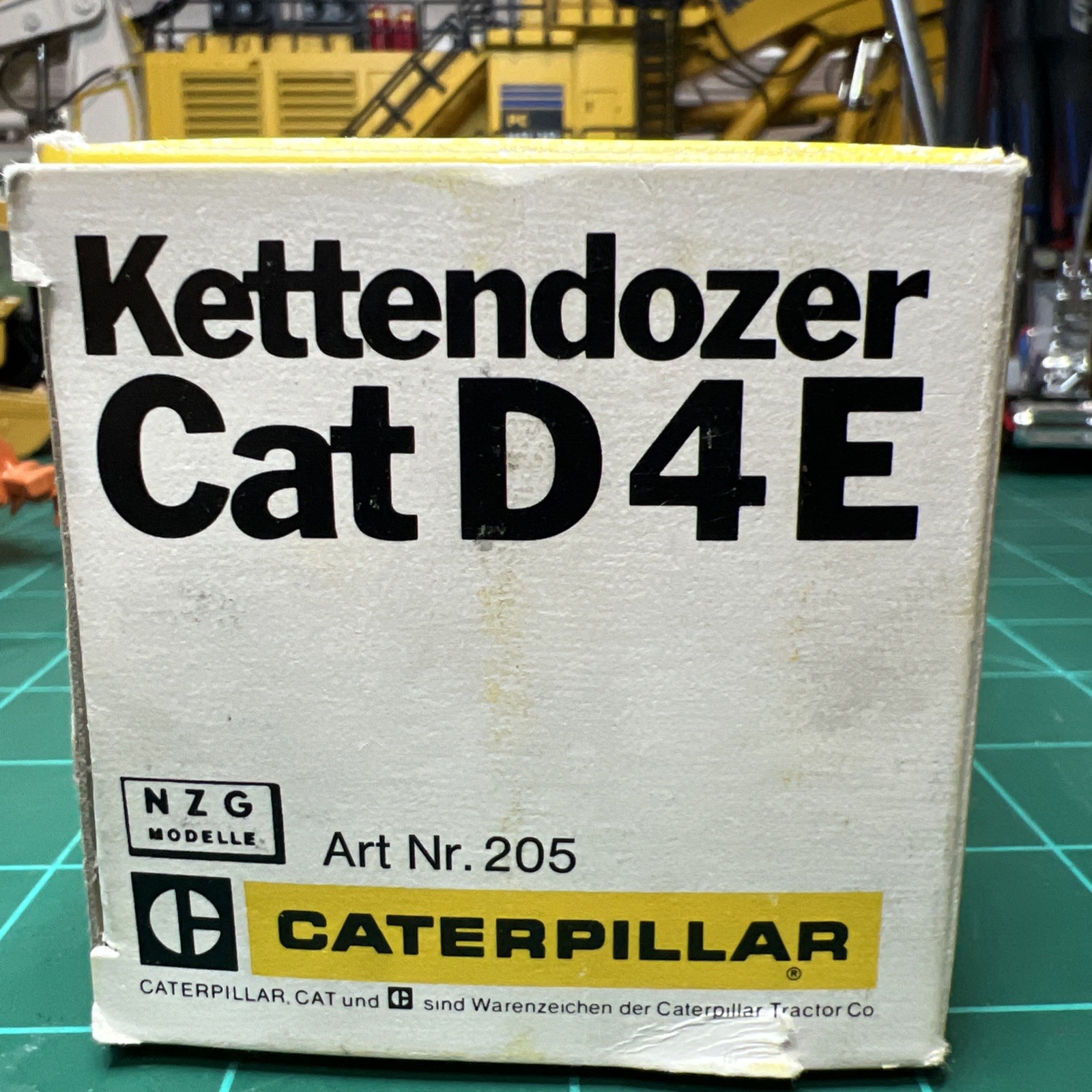 Caterpillar Cat D4E Dozer – NZG 1:50 Scale Diecast #205 White Edition
