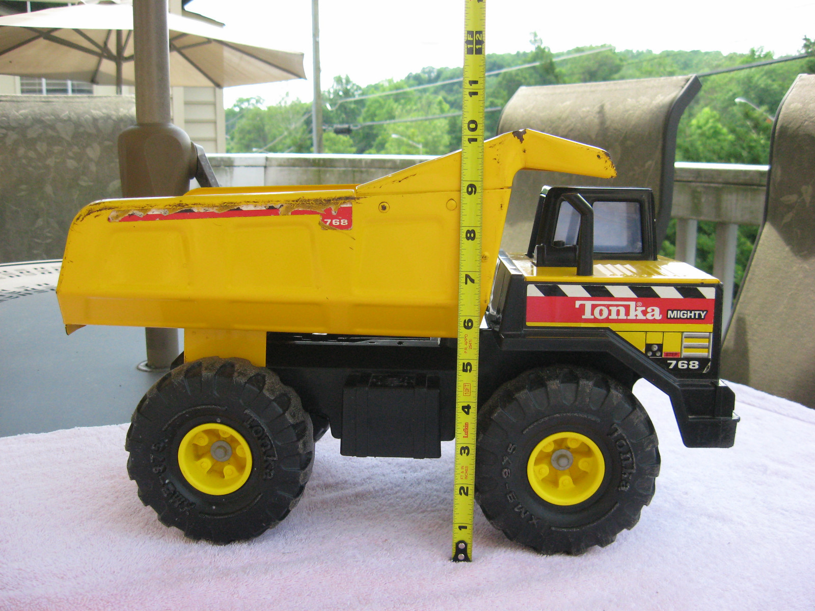 1993 TONKA NO. 768 MIGHTY DUMP TRUCK 16″ LENGTH~ PRESSED-STEEL