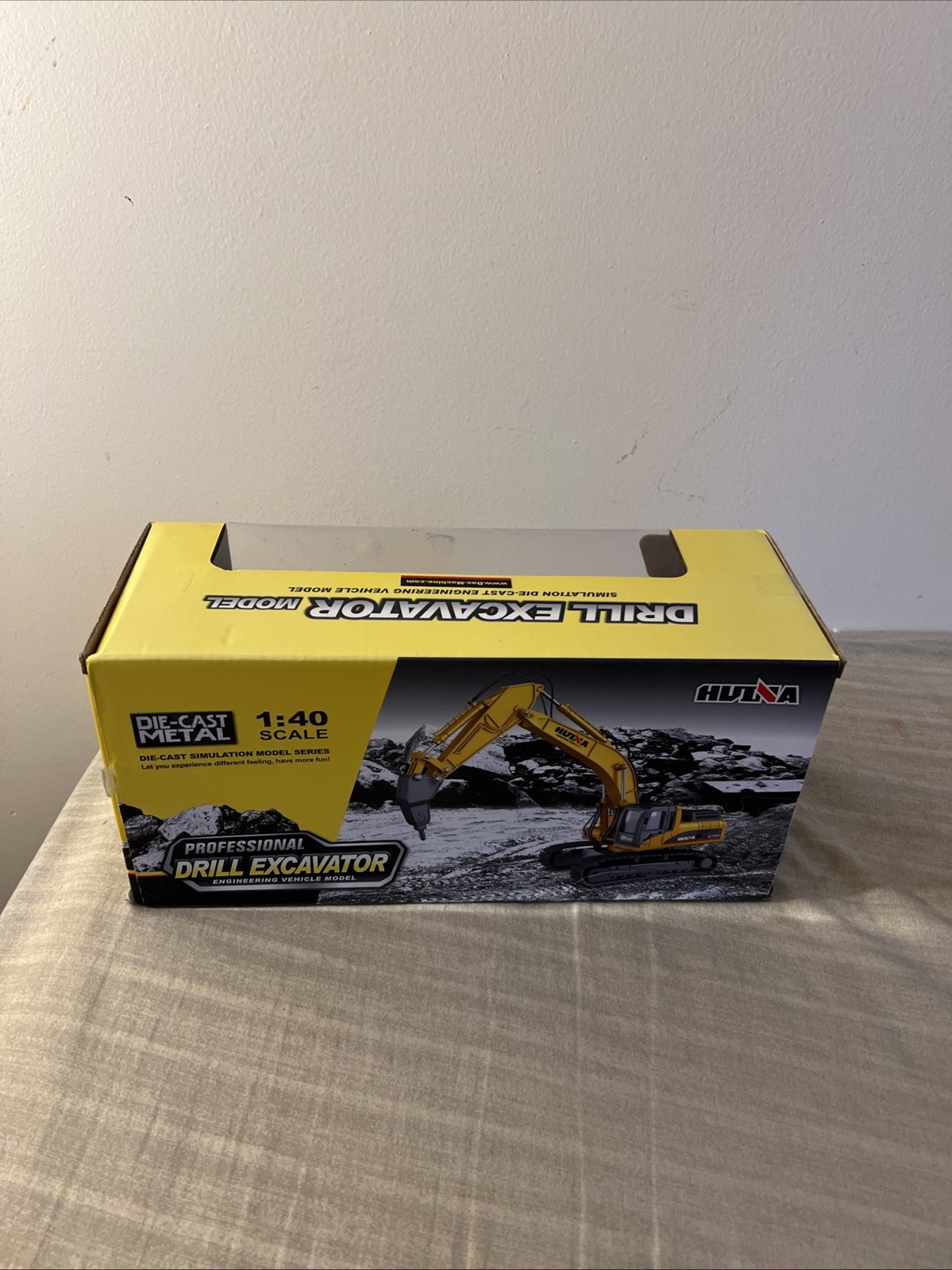 Huina Die Cast Tractor Excavator Digger 1:40 Static Model metal MIB
