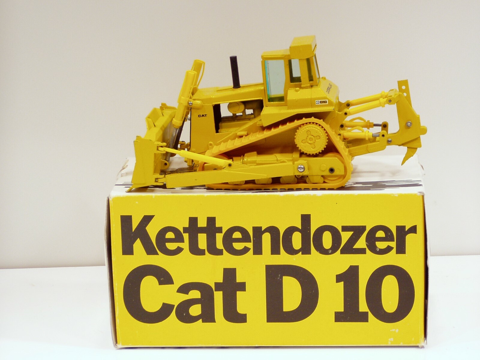 Caterpillar D10 Dozer – 1/50 – Conrad #2850 – N.MIB – w/o Fire Extinguisher
