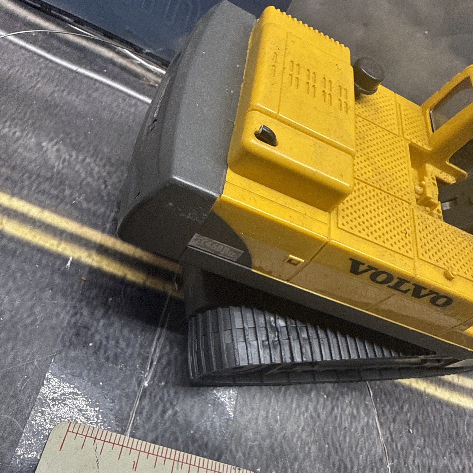 VOLVO EC460B Excavator With Sounds & Lights Battery Powered Toy 1/32 Scale