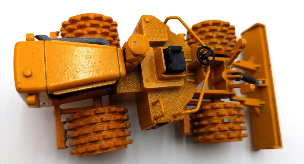 NZG 135 1:50 Scale Diecast Caterpillar 825 Compactor – Yellow/Box