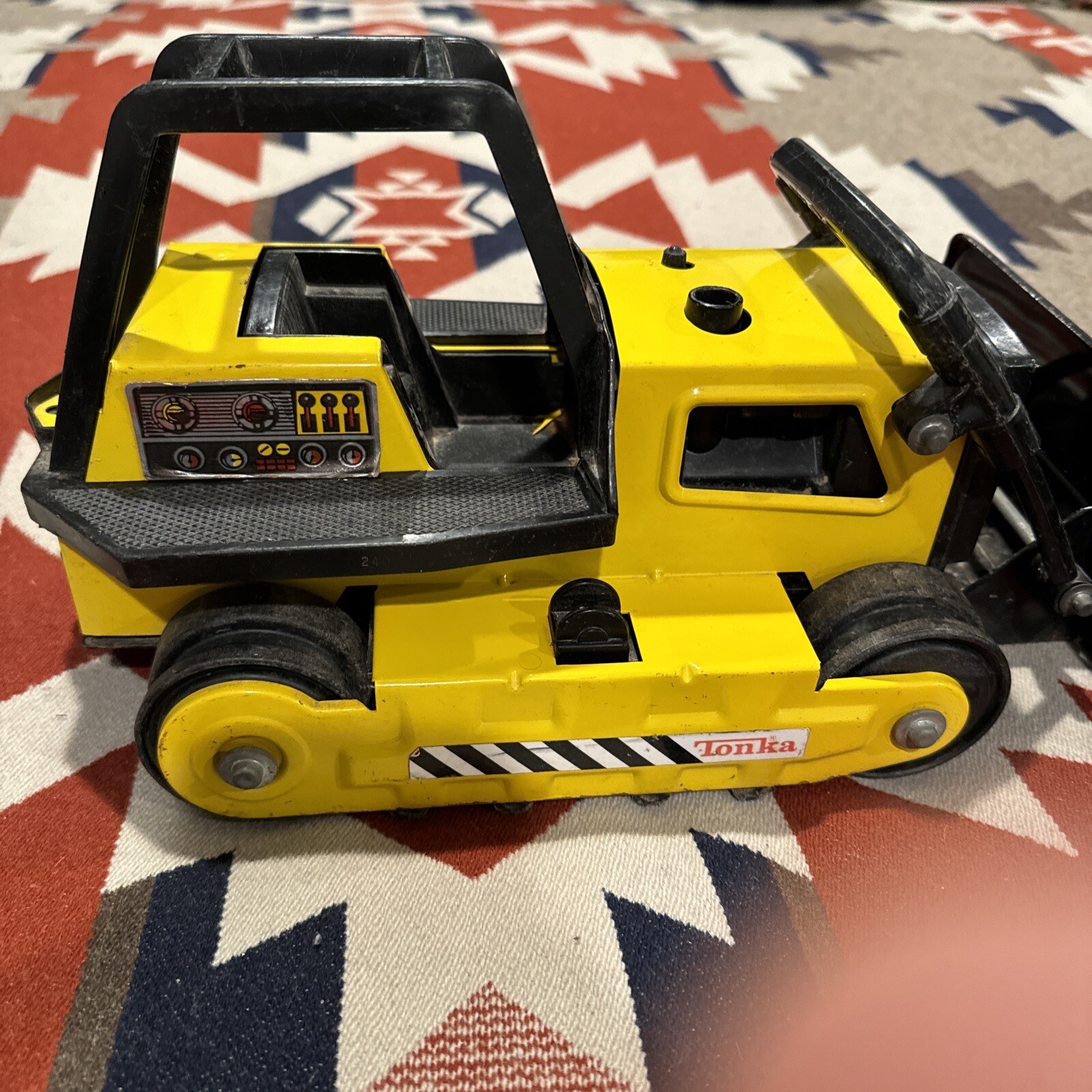 Vintage 1970’s Tonka Yellow Steel Bulldozer 13″ Model #51054 Missing Tracks