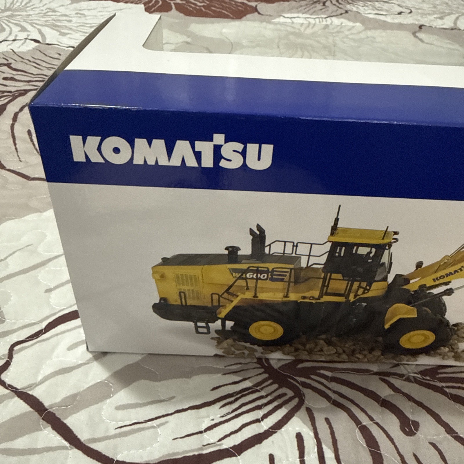 Komatsu WA600-8 Wheel Loader Wheeled Loader With Forks 1:50 Model 8153 MB