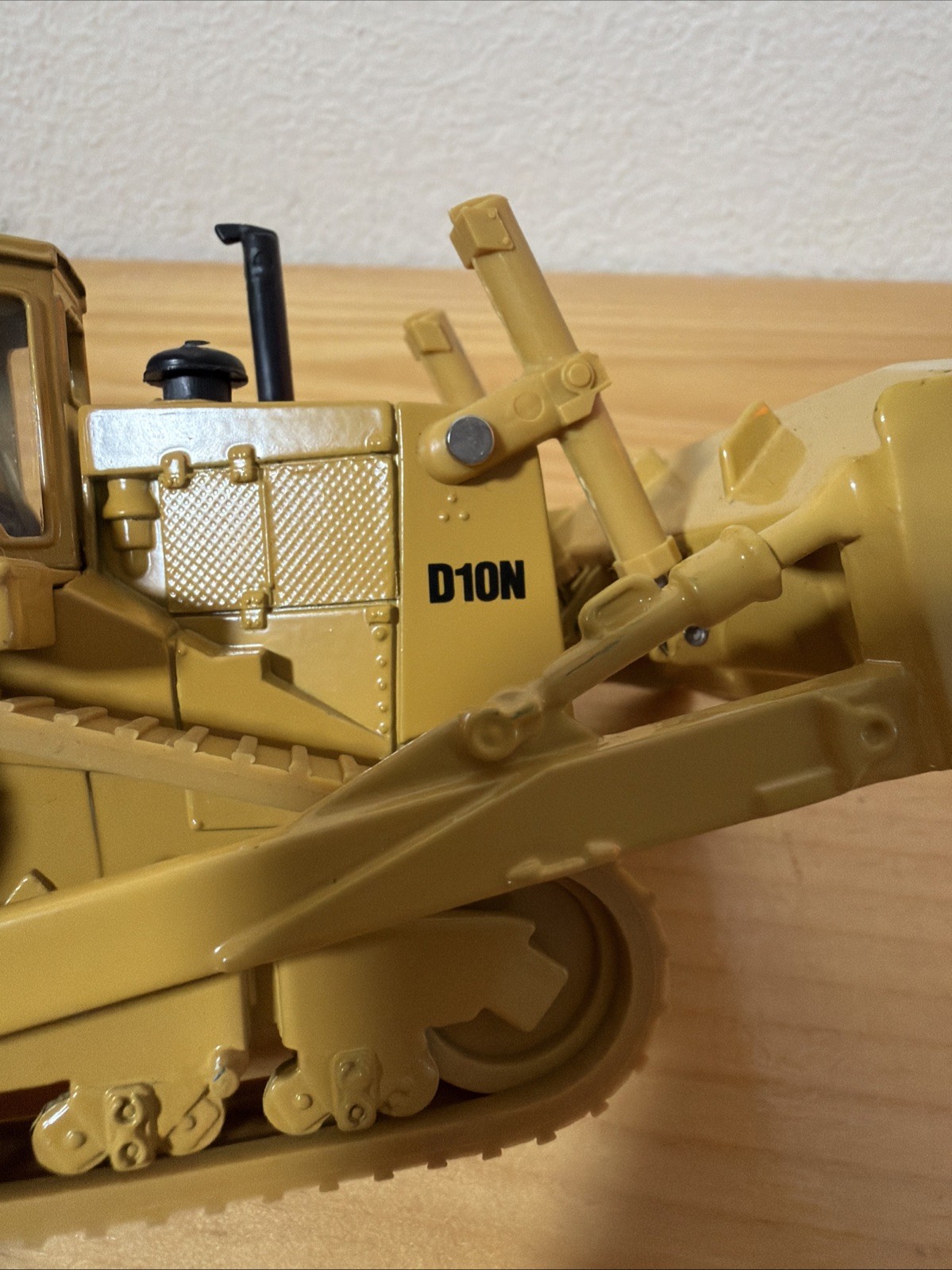 ERTL 6″ x 4″ Diecast CAT D10N Caterpillar Bulldozer Tractor 1856F