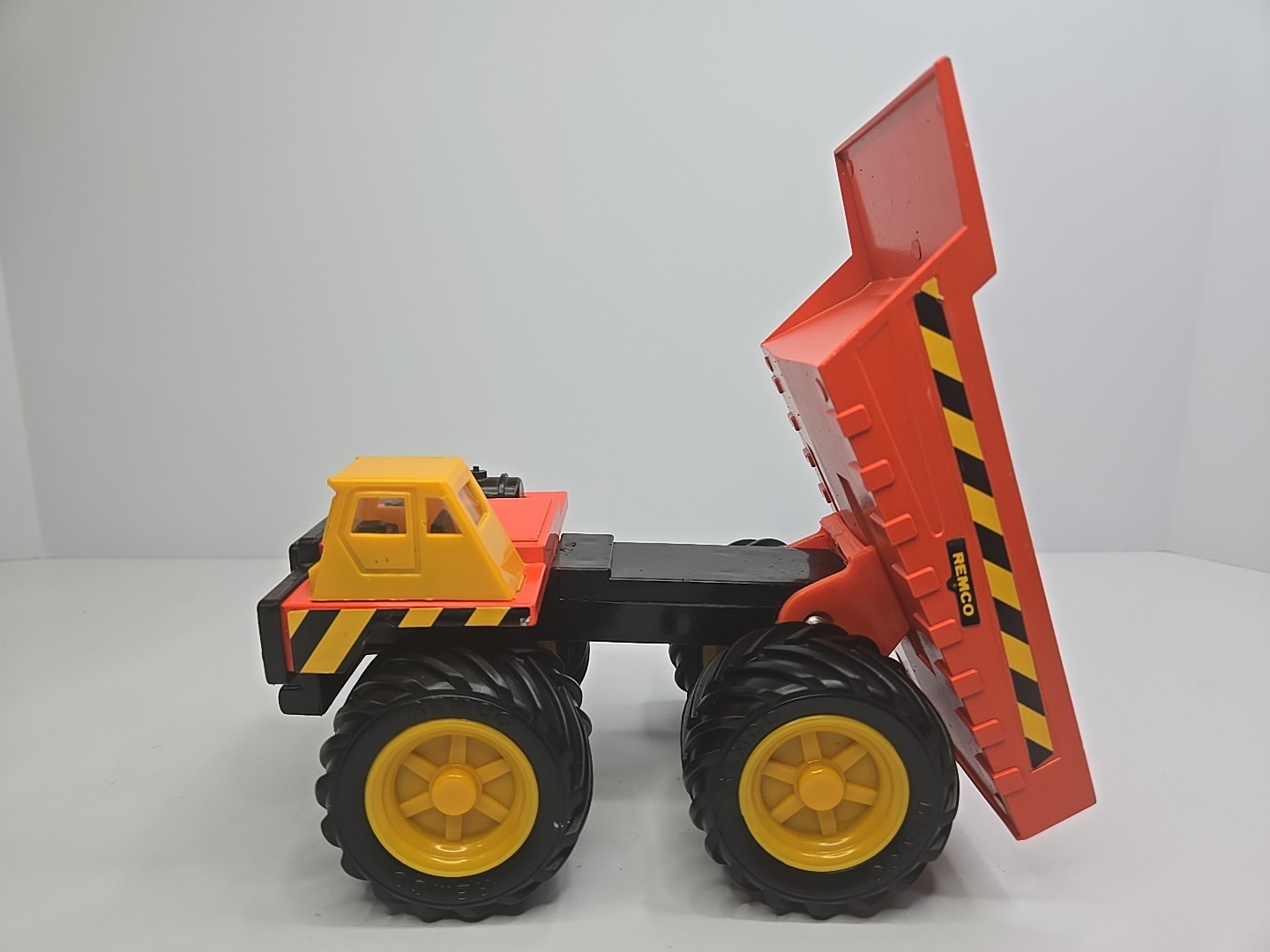 Vintage 1988 Remco Dump Truck Orange Black Yellow Toy 7” Construction