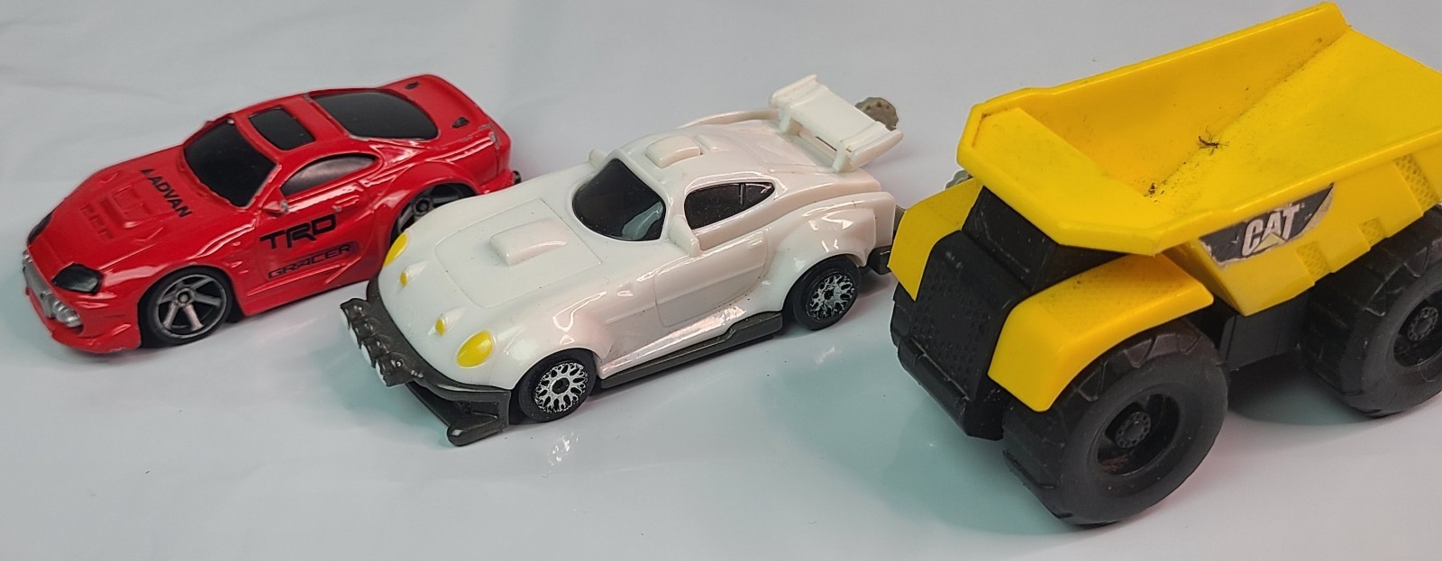 3 Toy Cars Cat Dump Truck supera Toyota