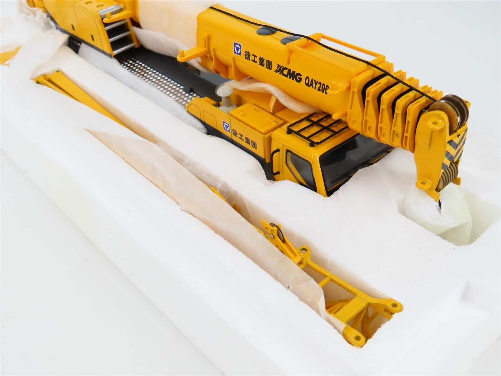 XCMG QAY200 Mobile Crane – China 1:50 Scale Diecast Model New