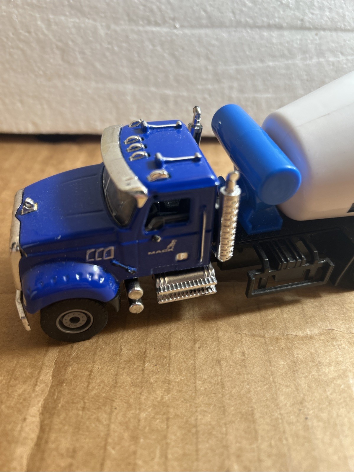 Mack Granite Wounderlanes Cement Mixer Truck