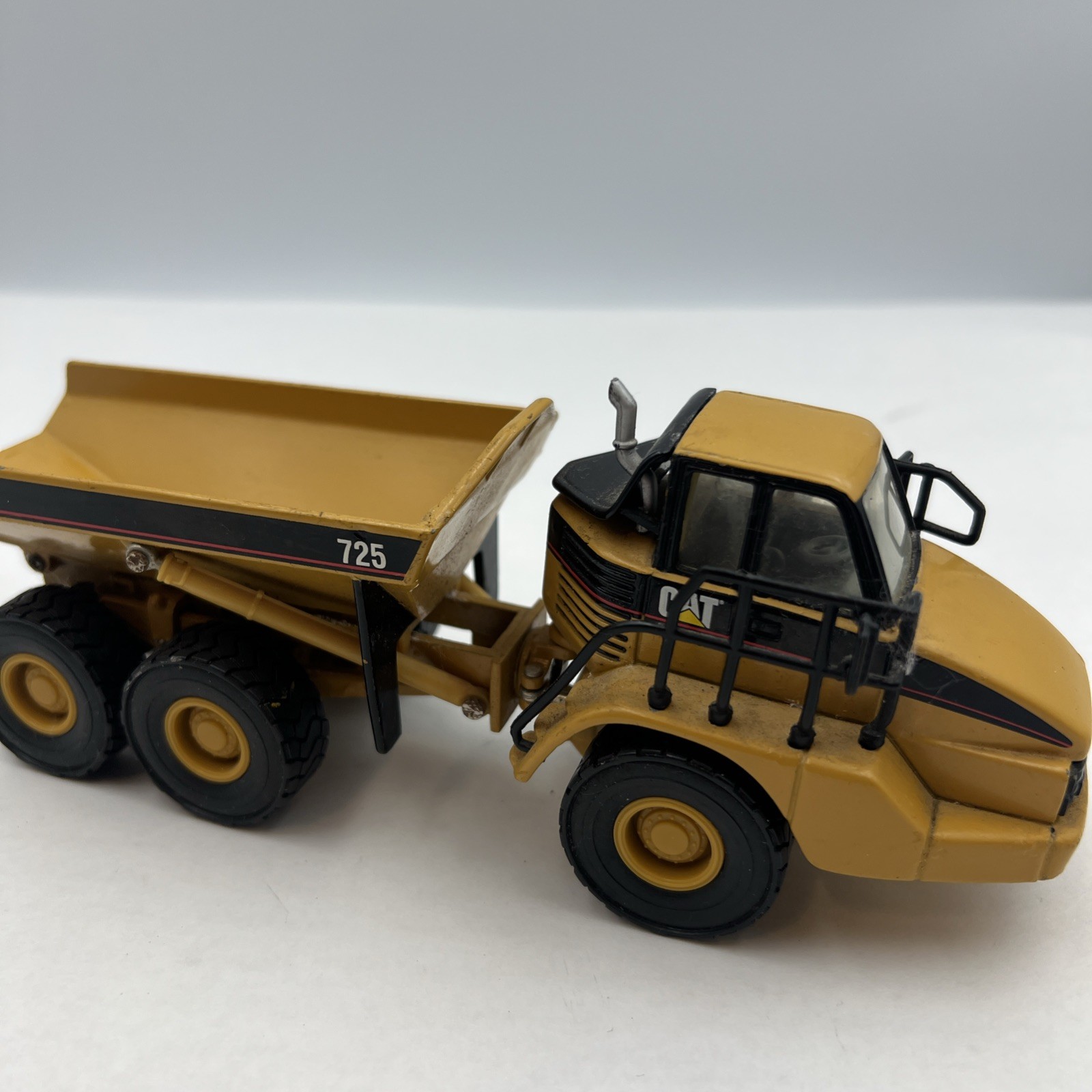 CAT 725 Articulated Dump Truck – Norscot Diecast
