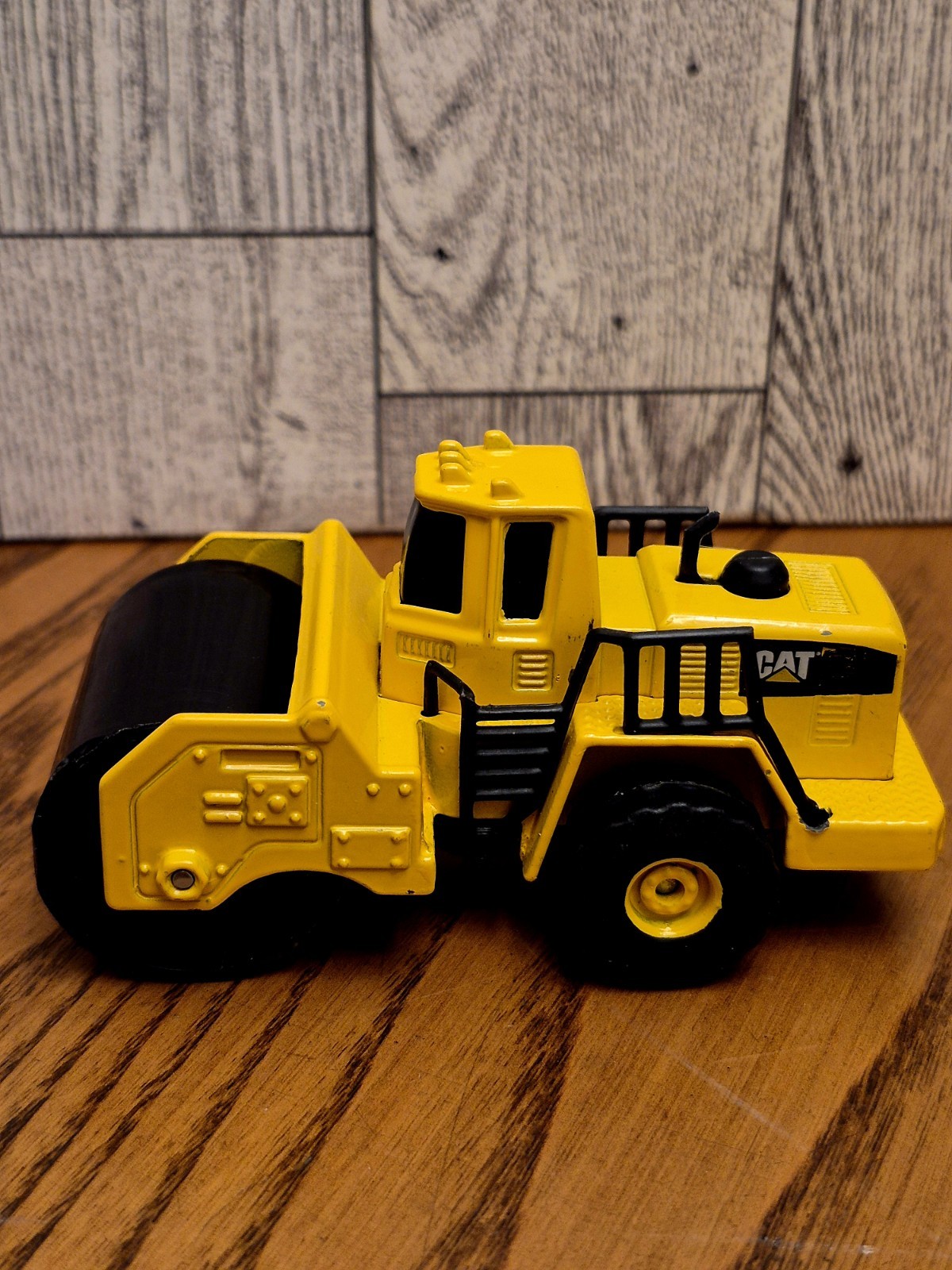 Funrise 1:64 Scale Caterpillar CAT Pavement Steam Roller