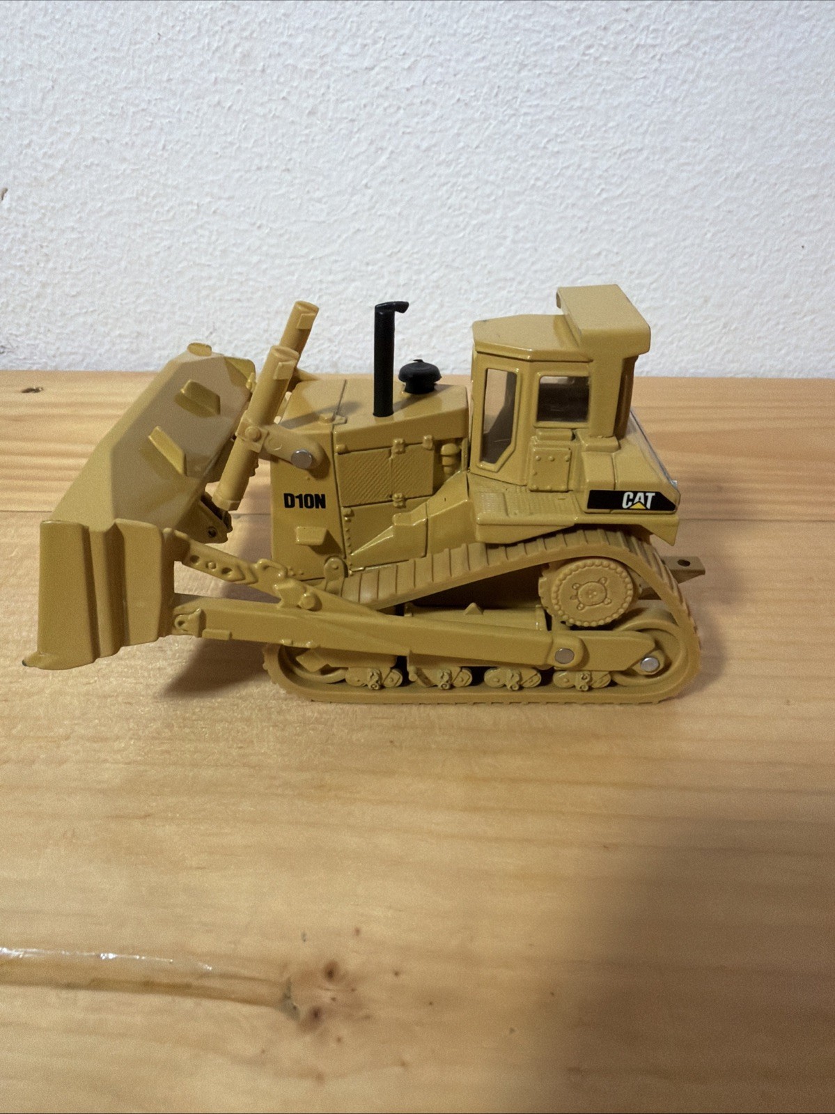 ERTL 6″ x 4″ Diecast CAT D10N Caterpillar Bulldozer Tractor 1856F