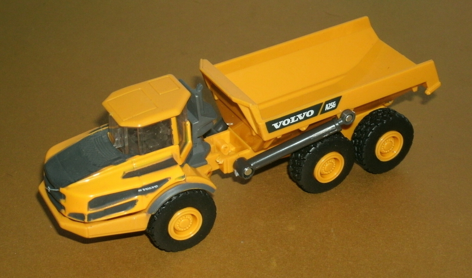 1/72 Scale Volvo A25G Articulated Hauler Dump Truck Plastic Toy (5.5″) New-Ray