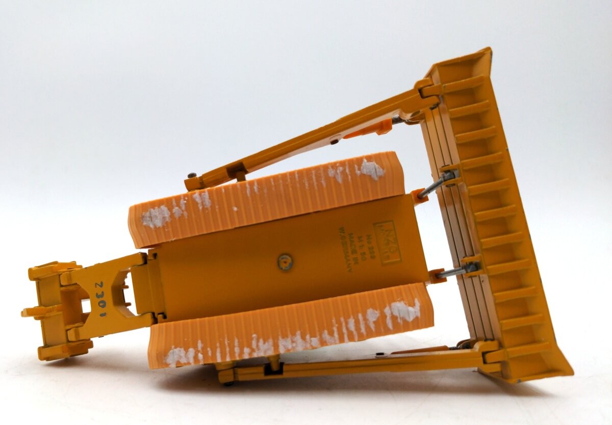 NZG 233 1:50 Scale CAT D9N Track-Type Tractor/Box