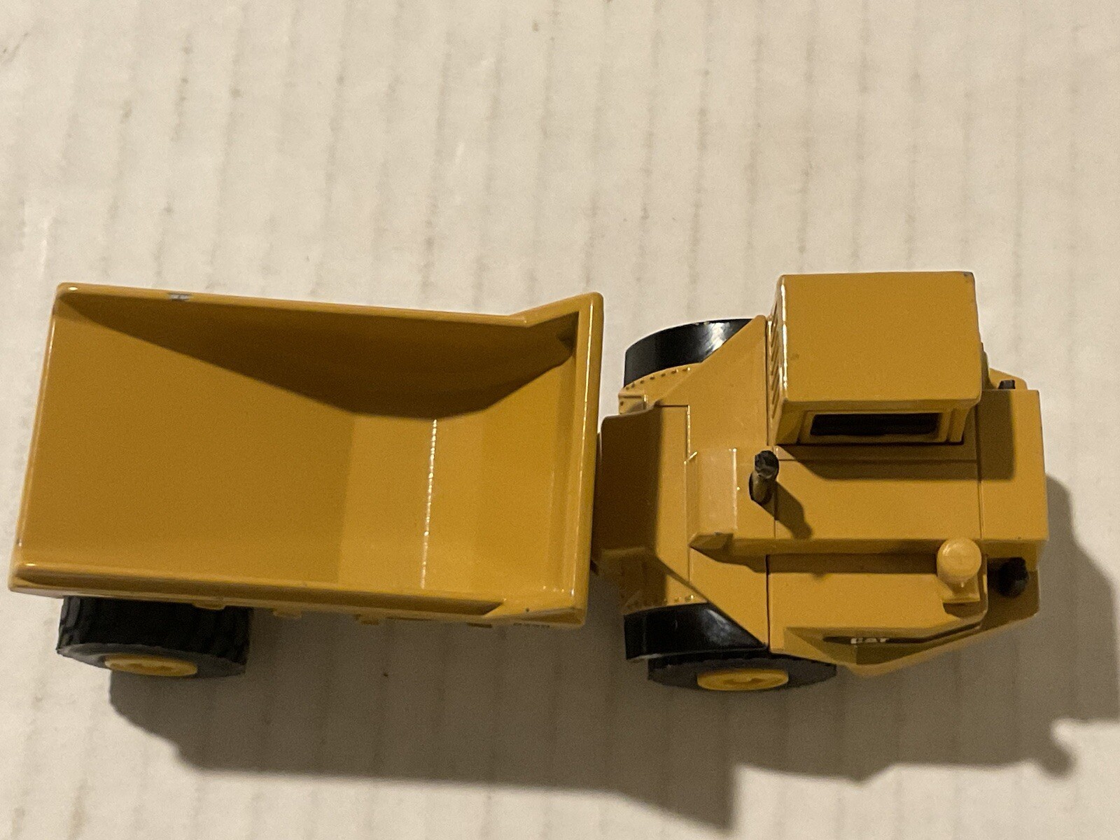 ERTL Caterpillar CAT D25D Dump Truck Road Construction die cast 1:64