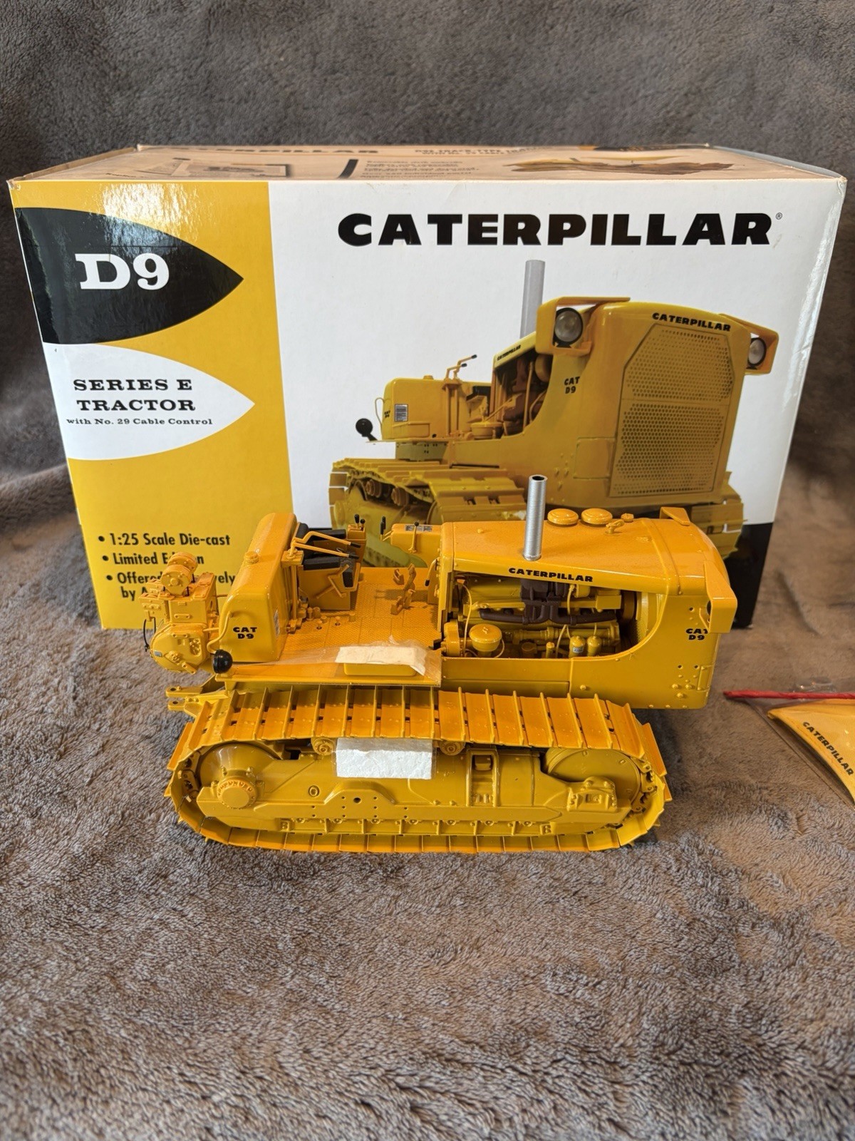 First Gear 49-0148 1:25 Diecast CAT D9 Series E Tractor w/ No.29 Cable Control