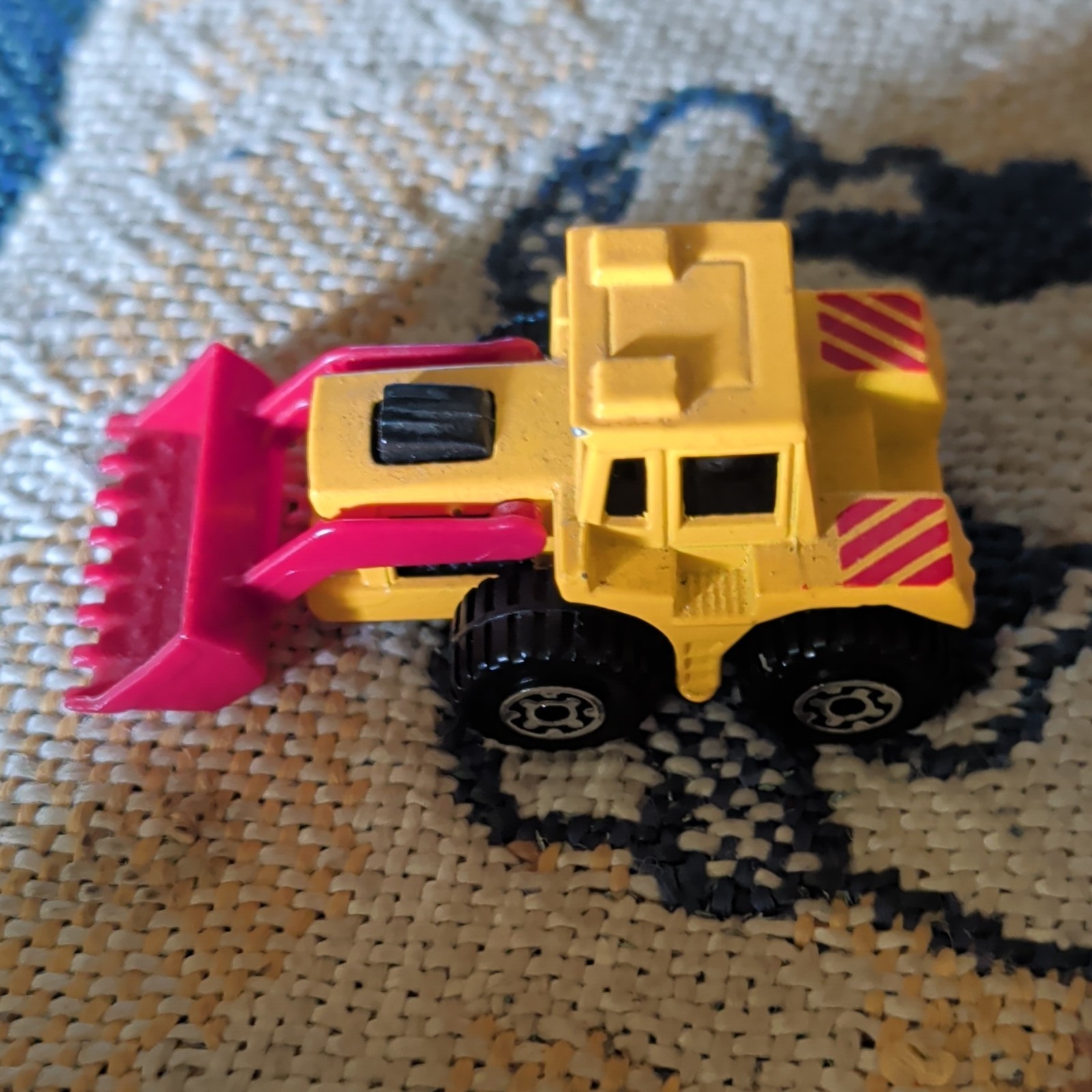 Matchbox Superfast International Harvester Front Loader 1/75 Diecast Yellow Pink