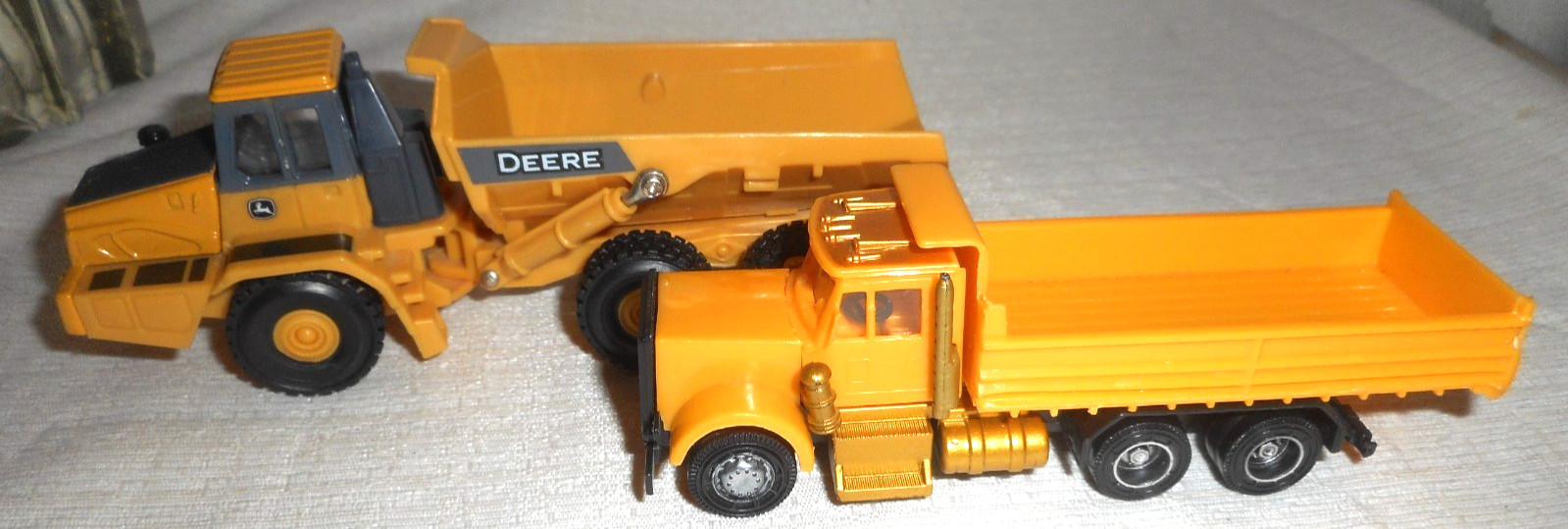 ERTL John Deere Articulated Dump Truck 5.5″ Long 1/64 Scale Diecast Plastic READ