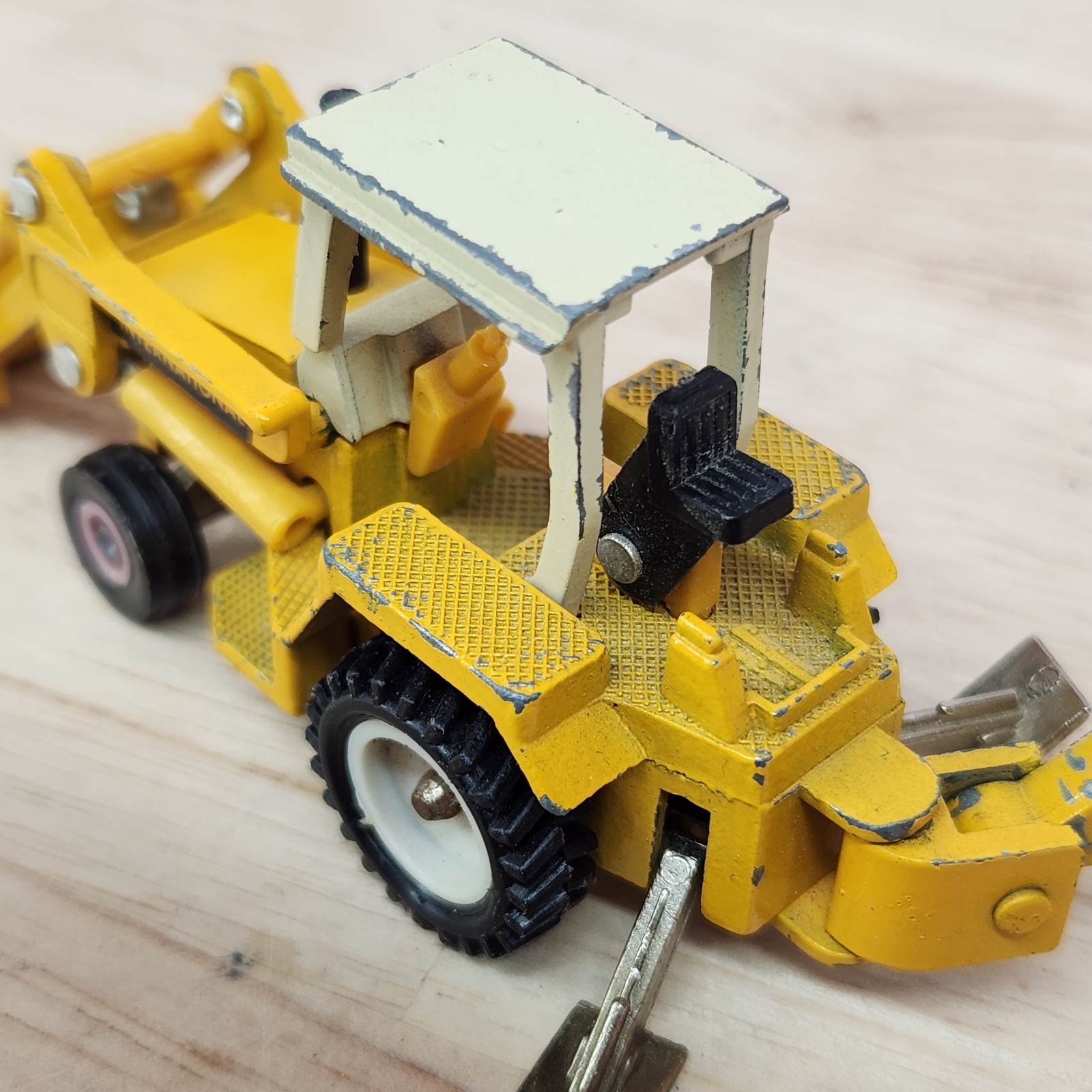 1:64 ERTL International Backhoe Loader Mighty Movers of the World