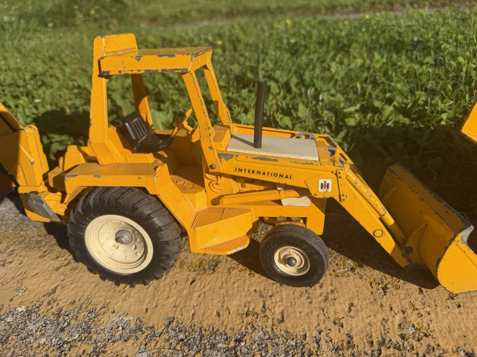 ERTL DIECAST INTERNATIONAL HARVESTER TOY TRACTOR LOADER BACKHOE Pay Truck Vtg