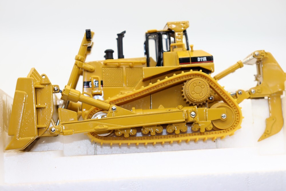 Norscot CATERPILLAR 1/50 Cat D11R Track-Type Tractor For Collection Gift