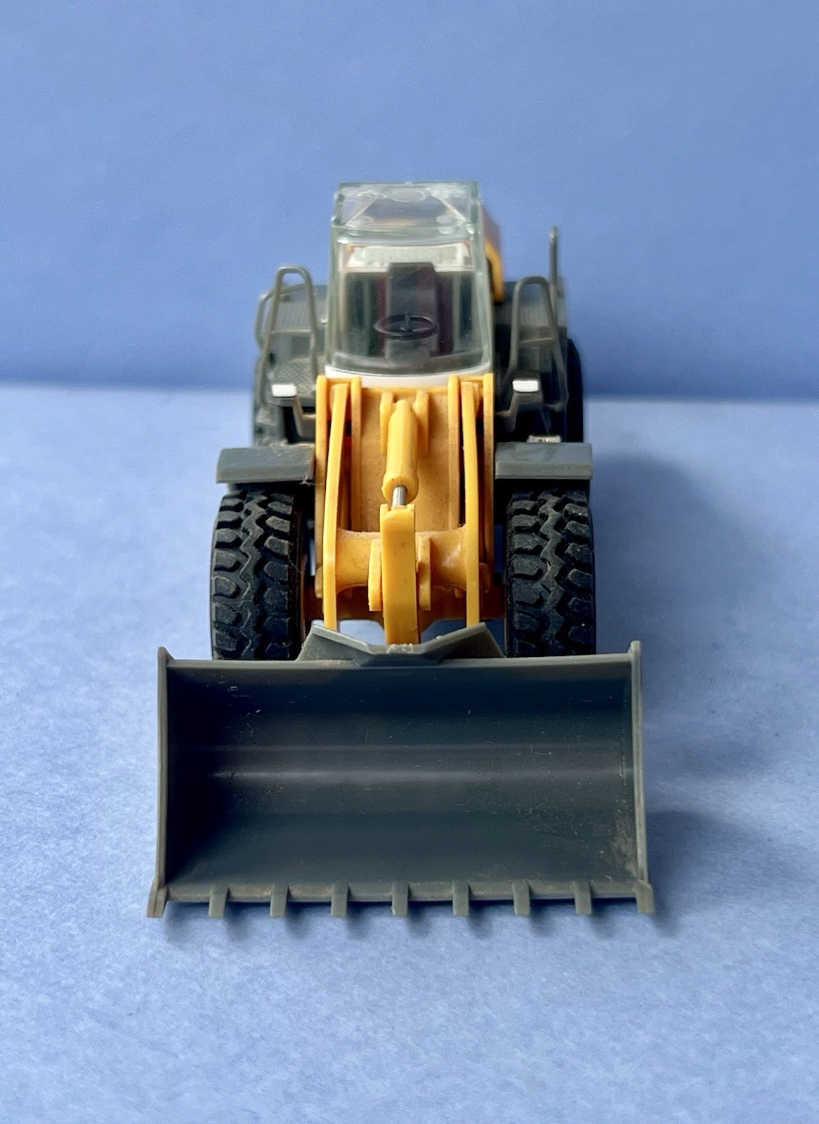 HO 1:87 Herpa # 148122 Liebherr L 580 Wheeled Loader w/ two 1:87 constr. workers