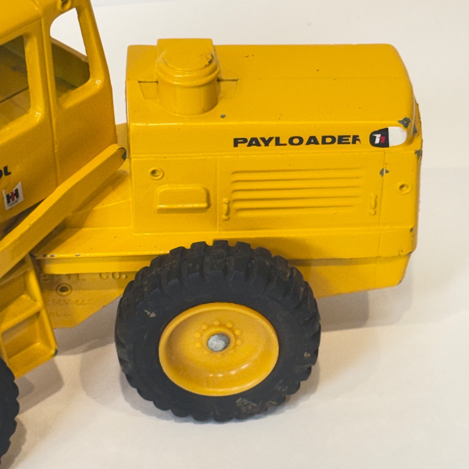 ERTL International Harvester IH Hough Payloader Articulated Bucket Loader 12”