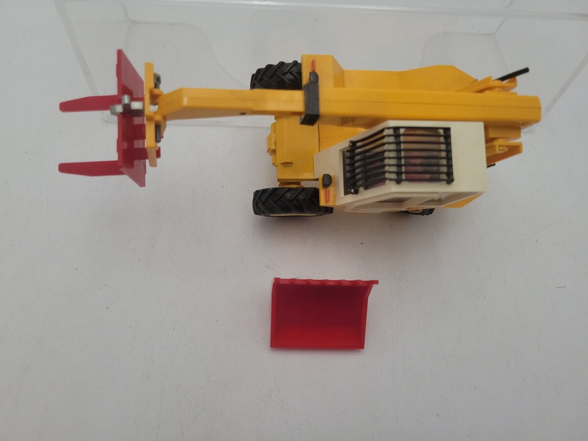 W. Britain 9918 1:32 Scale Yellow Loadall JCB Digger with Driver and Accessories