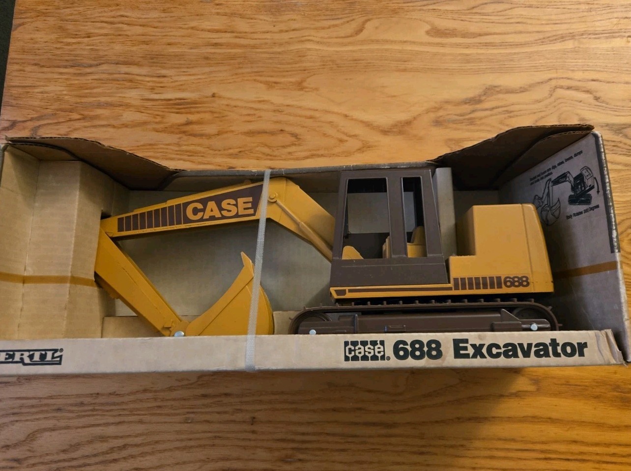 Vintage ERTL 688 Case Excavator 1/16 in box