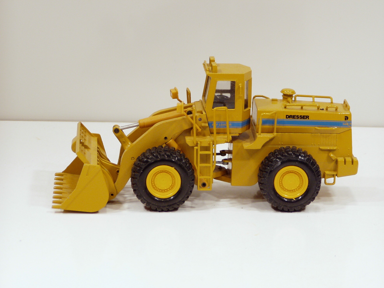Dresser 560B Loader – 1/50 – Conrad #2420 – N.MIB