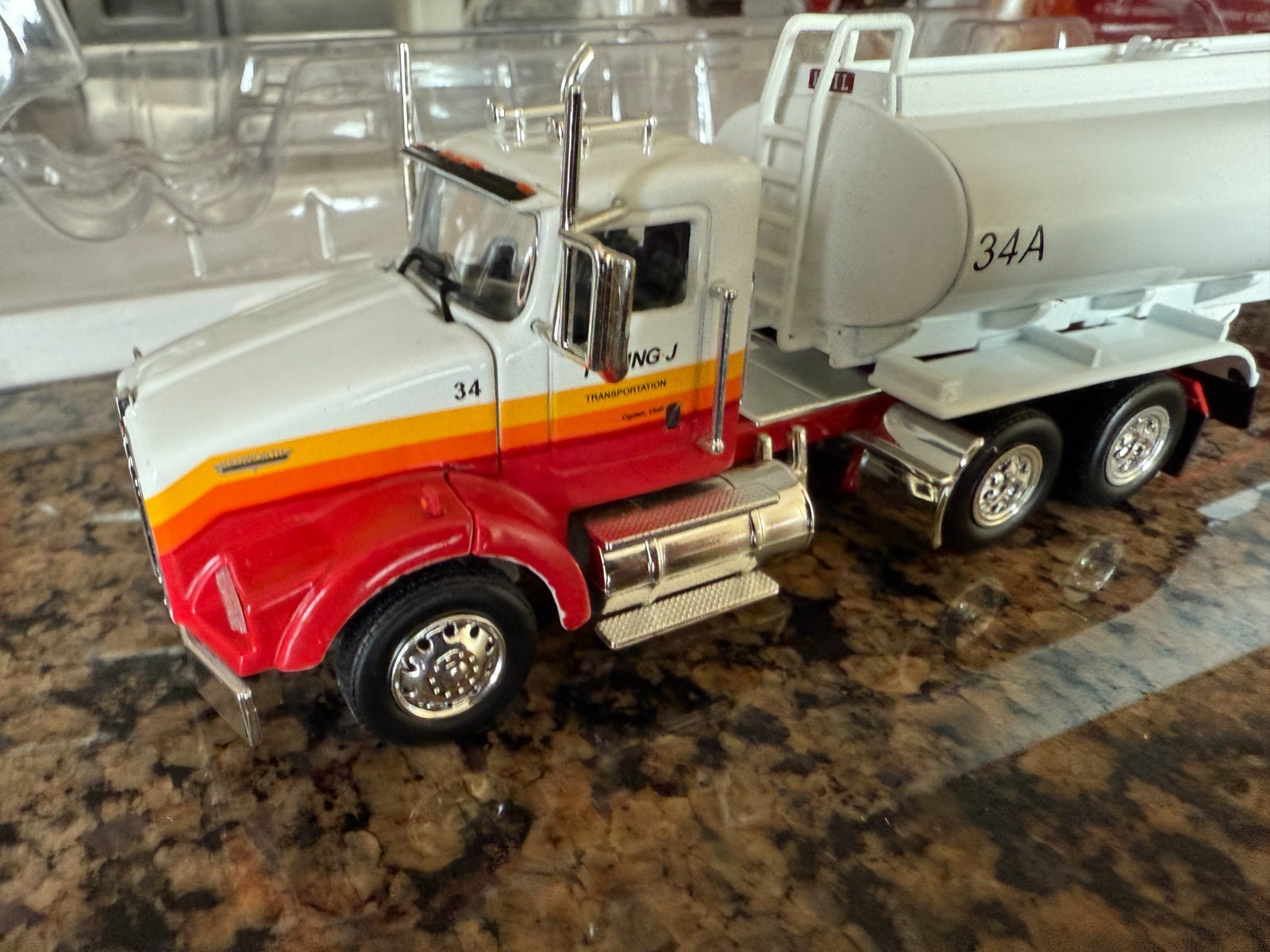 1/50 NORSCOT KENWORTH T800 WITH HEIL 9200 DTS-3 TANK TRAILER