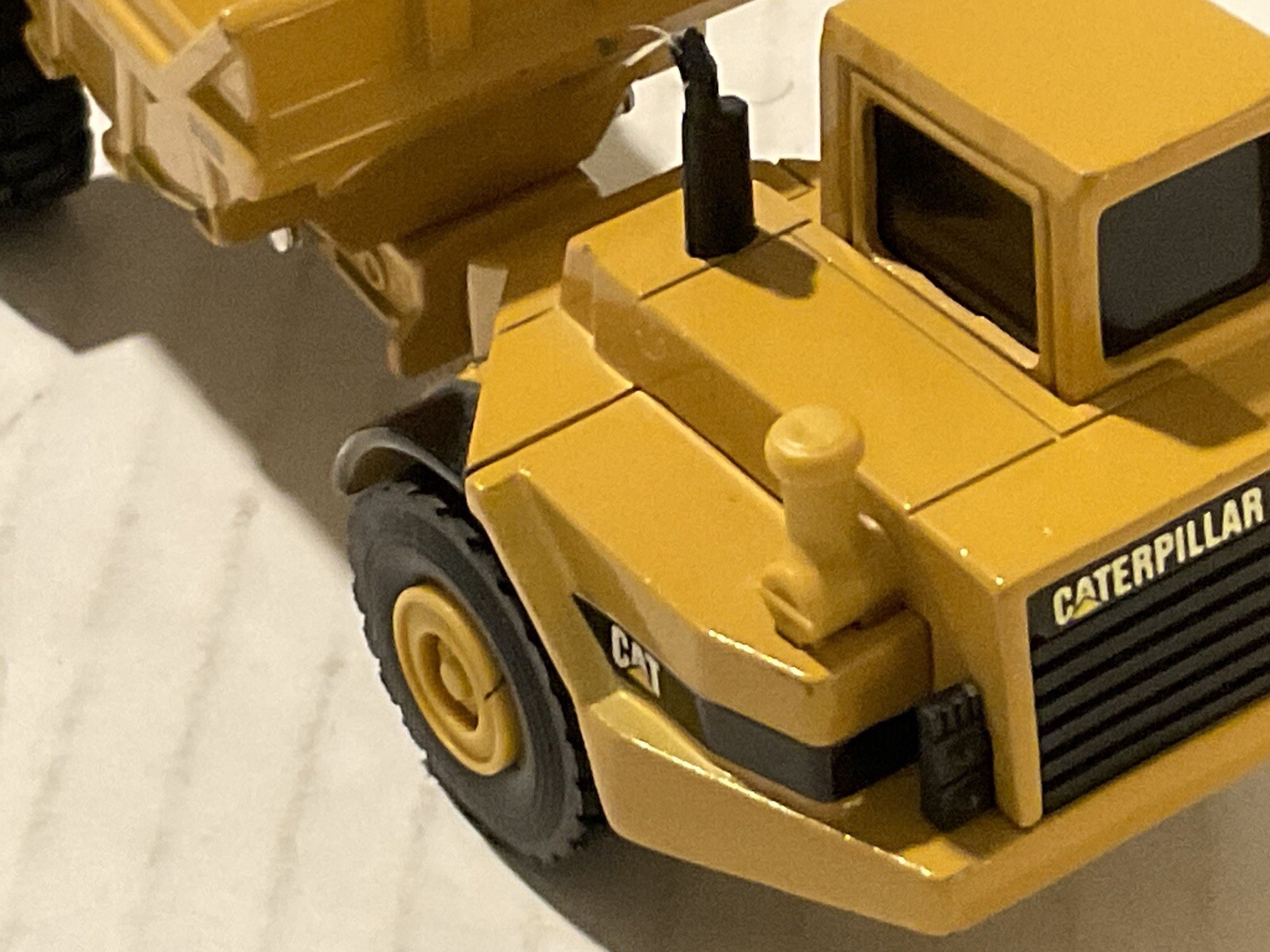ERTL Caterpillar CAT D25D Dump Truck Road Construction die cast 1:64